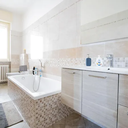 Reni House-bright Apartment+free Park דירה *